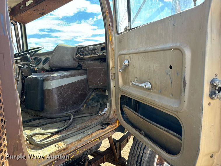 image for item DS7513 1977 Ford 9000 water truck