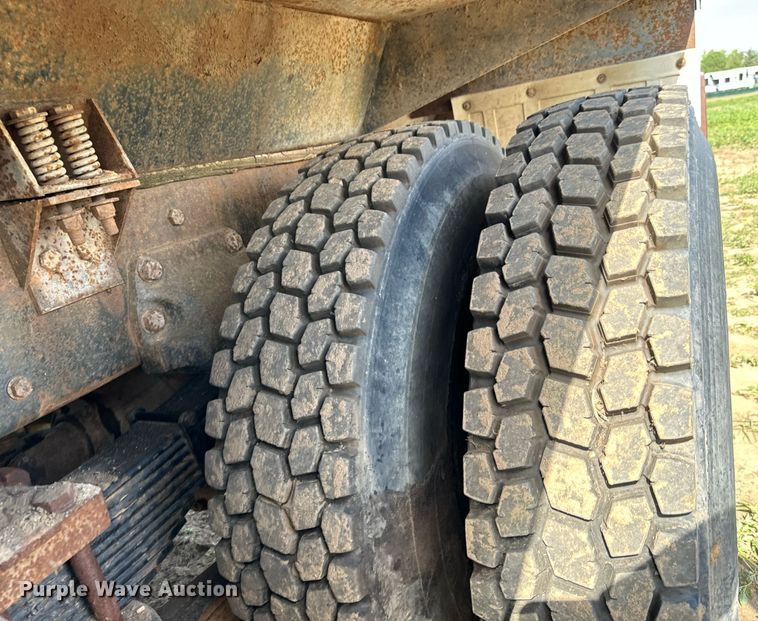 image for item DS7513 1977 Ford 9000 water truck