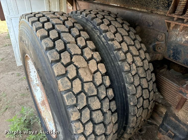 image for item DS7513 1977 Ford 9000 water truck