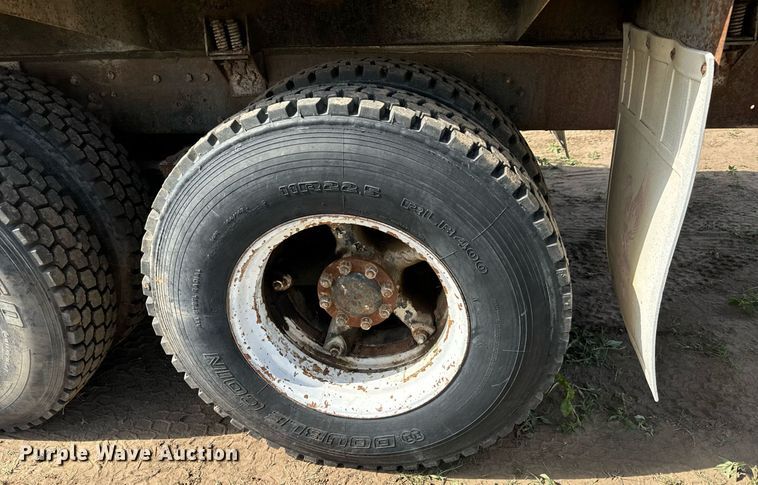 image for item DS7513 1977 Ford 9000 water truck