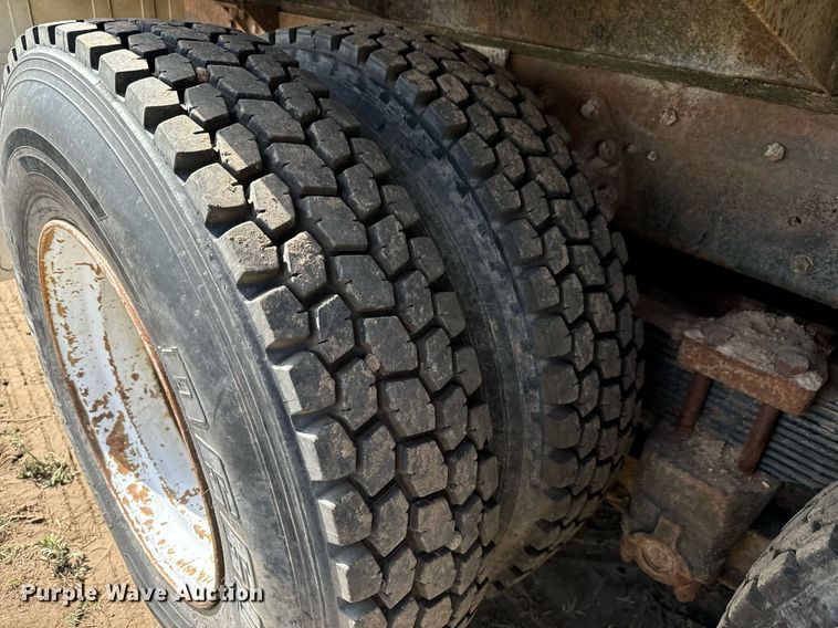 image for item DS7513 1977 Ford 9000 water truck