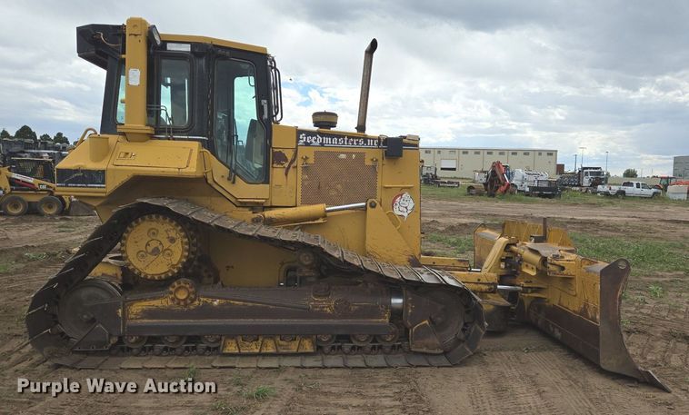 image for item DS7520 2000 Caterpillar D6M dozer
