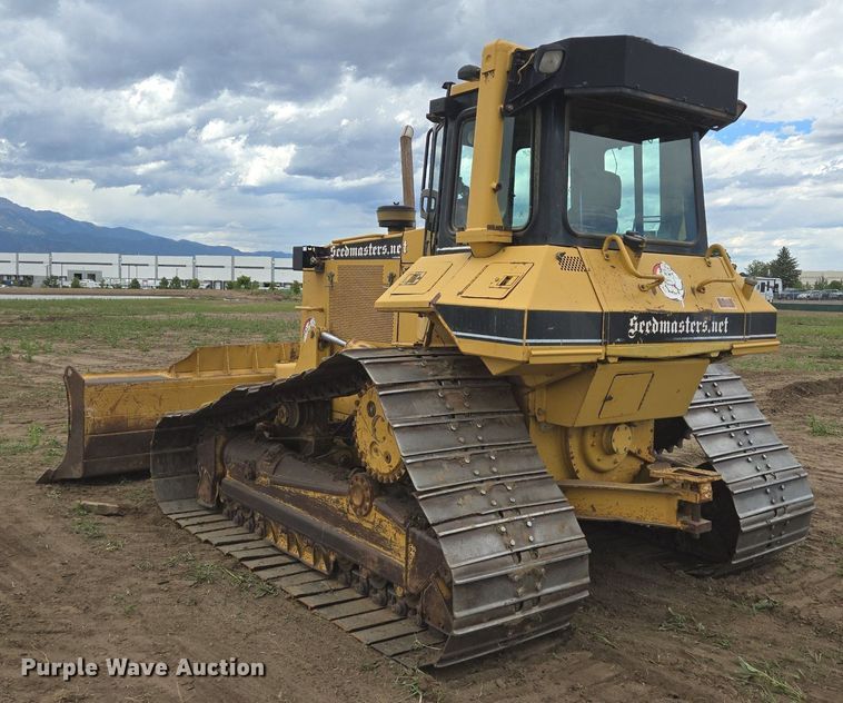 image for item DS7520 2000 Caterpillar D6M dozer