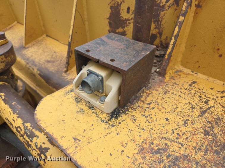 image for item DS7520 2000 Caterpillar D6M dozer