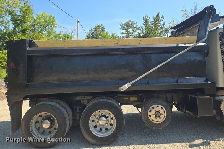 image for item DT7757 2010 Kenworth T800 dump truck