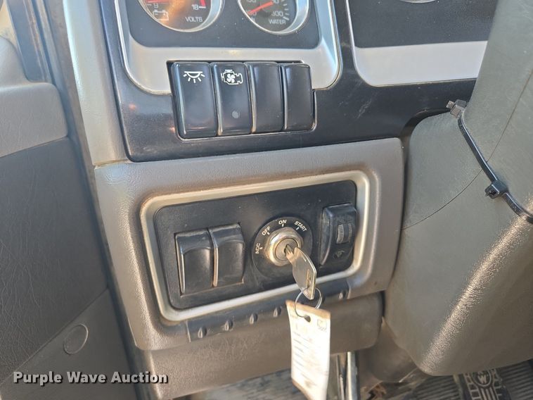 image for item DT7757 2010 Kenworth T800 dump truck