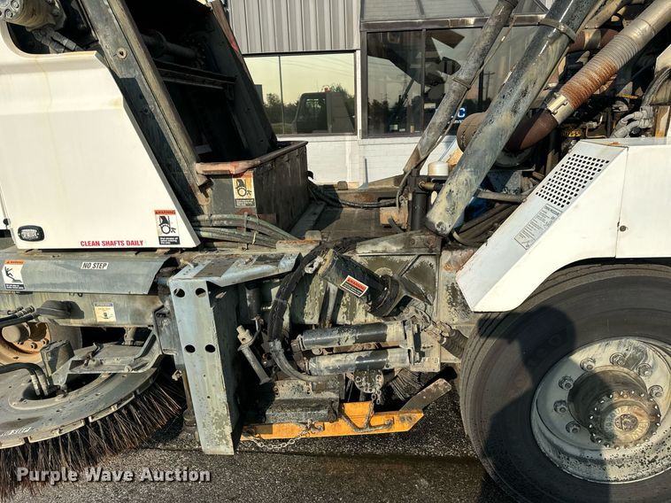 image for item DV5907 2015 Global  MX3 street sweeper 