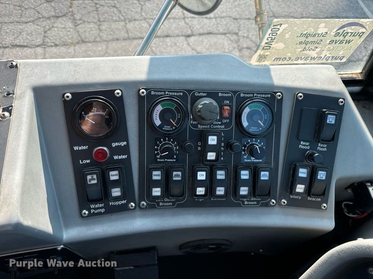 image for item DV5907 2015 Global  MX3 street sweeper 