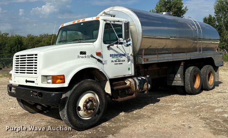 image for item EE7553 1995 International  4900 tank truck
