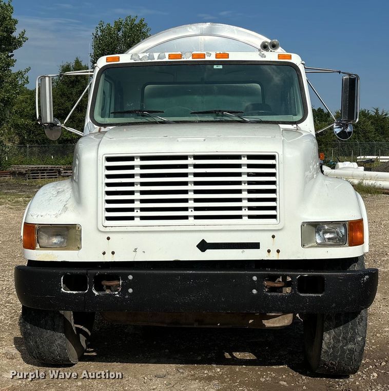 image for item EE7553 1995 International  4900 tank truck