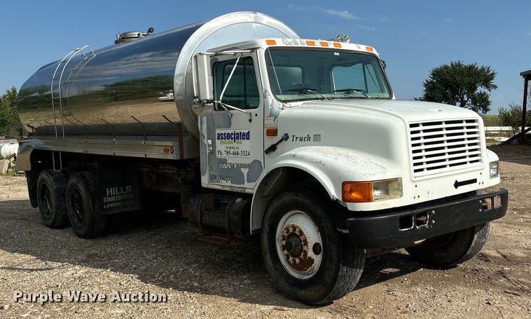 image for item EE7553 1995 International  4900 tank truck