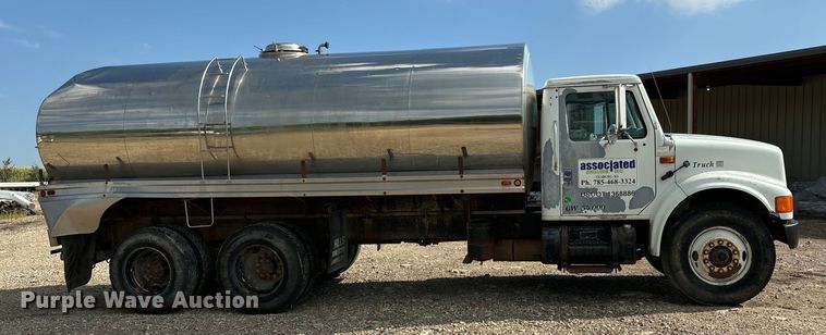 image for item EE7553 1995 International  4900 tank truck