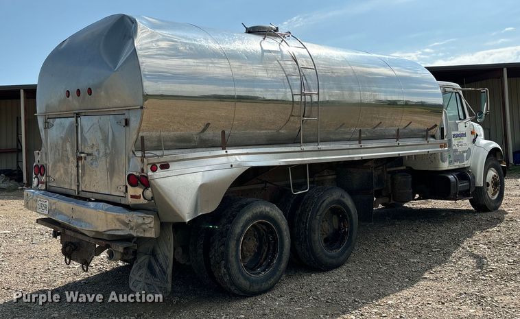 image for item EE7553 1995 International  4900 tank truck