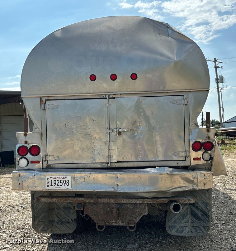 image for item EE7553 1995 International  4900 tank truck