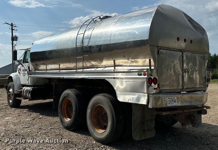 image for item EE7553 1995 International  4900 tank truck