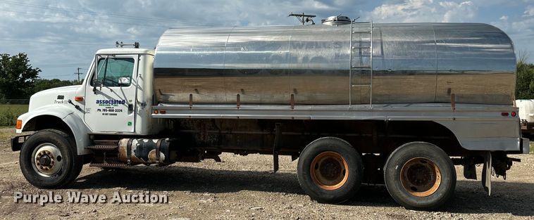 image for item EE7553 1995 International  4900 tank truck