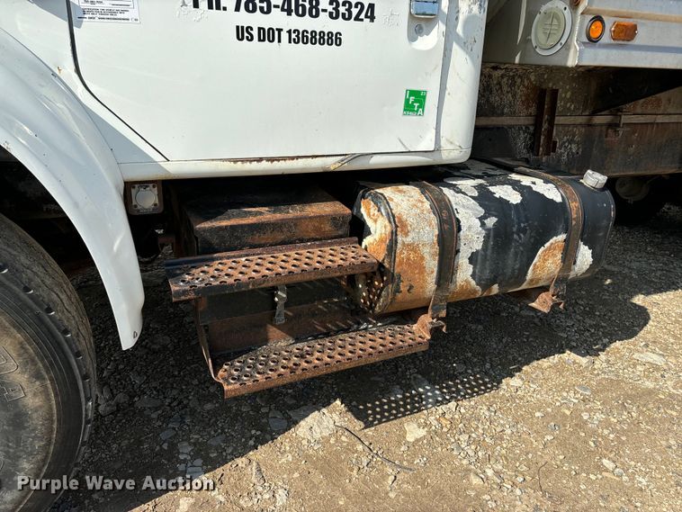 image for item EE7553 1995 International  4900 tank truck