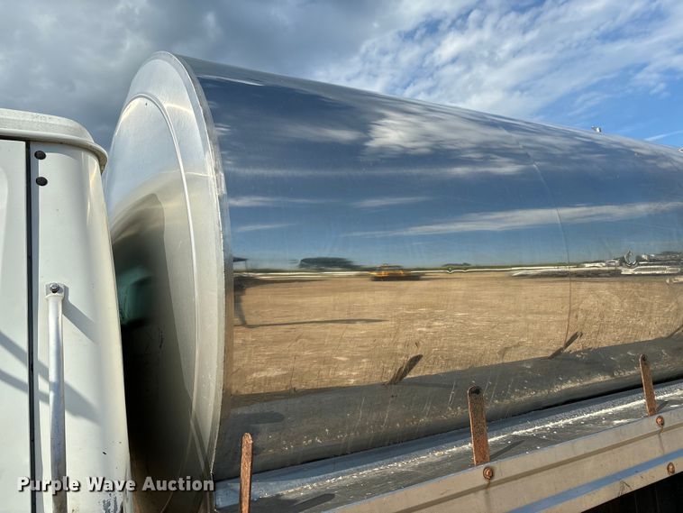 image for item EE7553 1995 International  4900 tank truck