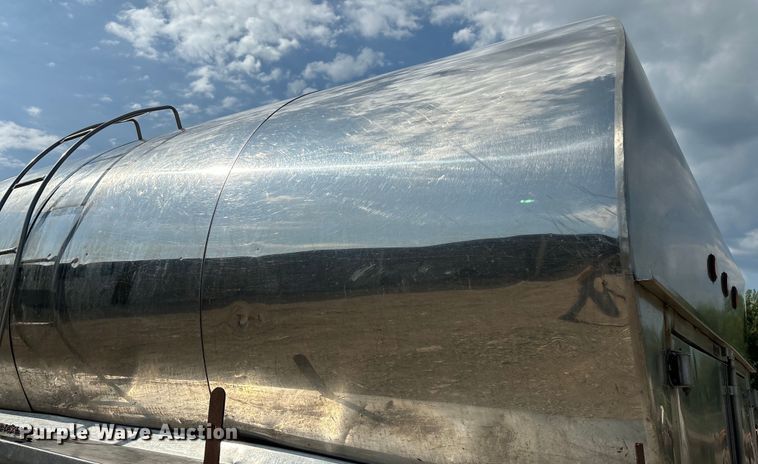 image for item EE7553 1995 International  4900 tank truck