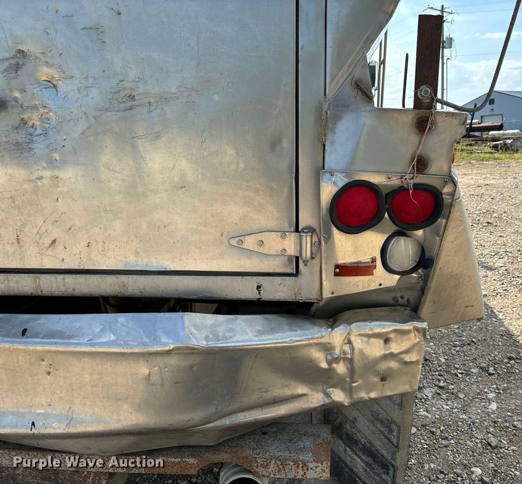 image for item EE7553 1995 International  4900 tank truck