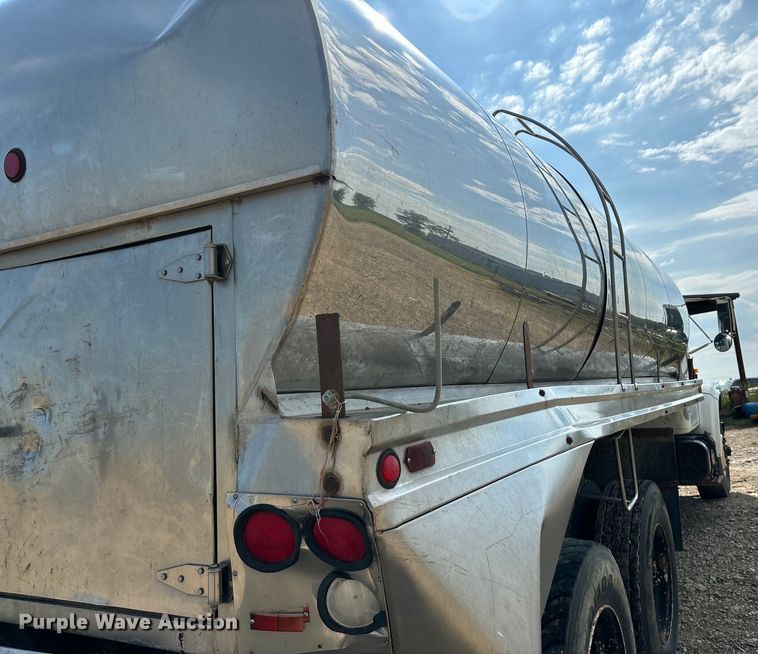 image for item EE7553 1995 International  4900 tank truck
