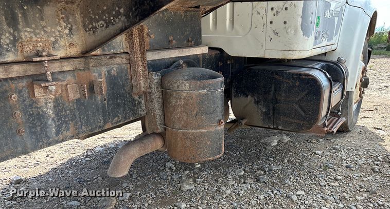 image for item EE7553 1995 International  4900 tank truck