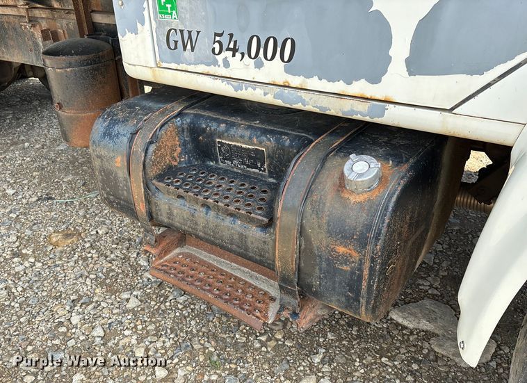 image for item EE7553 1995 International  4900 tank truck