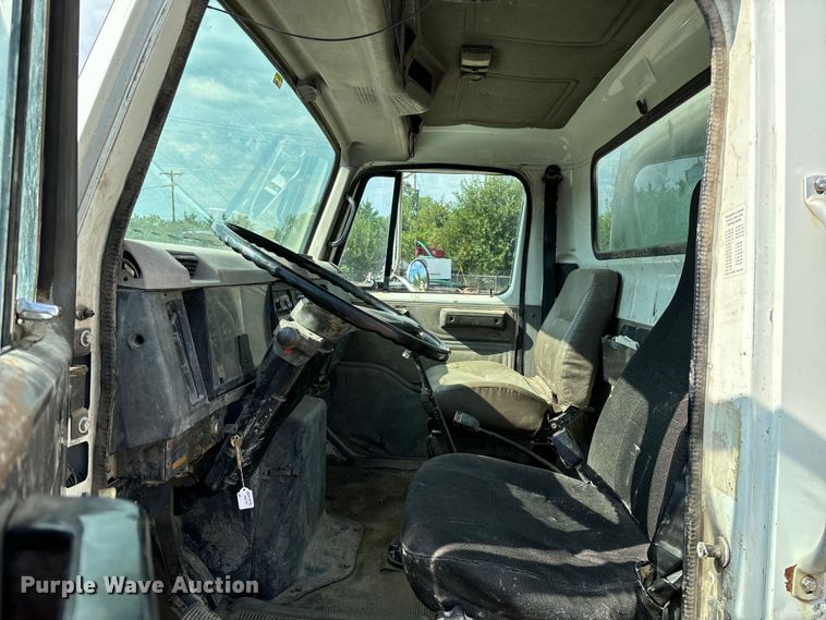 image for item EE7553 1995 International  4900 tank truck