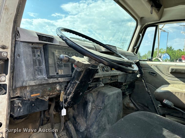 image for item EE7553 1995 International  4900 tank truck