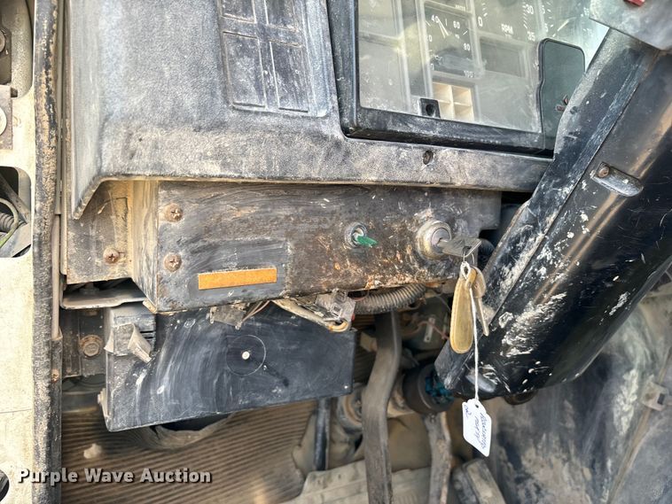 image for item EE7553 1995 International  4900 tank truck