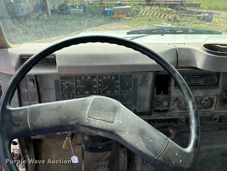 image for item EE7553 1995 International  4900 tank truck