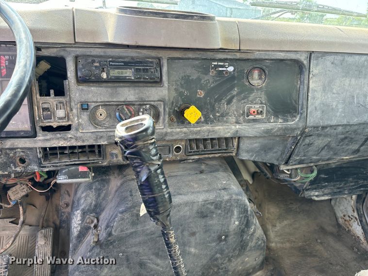 image for item EE7553 1995 International  4900 tank truck