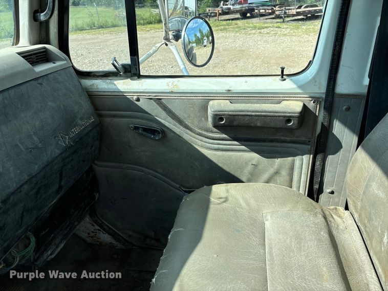 image for item EE7553 1995 International  4900 tank truck