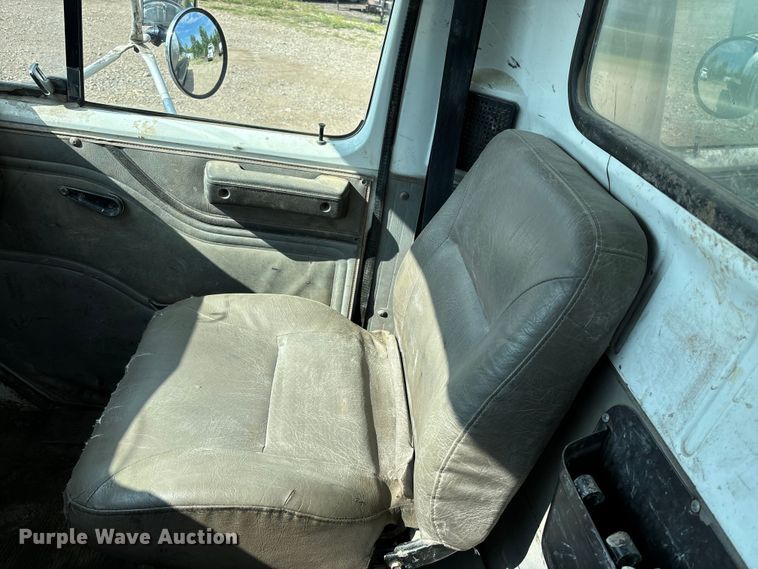 image for item EE7553 1995 International  4900 tank truck