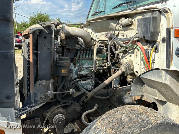 image for item EE7553 1995 International  4900 tank truck