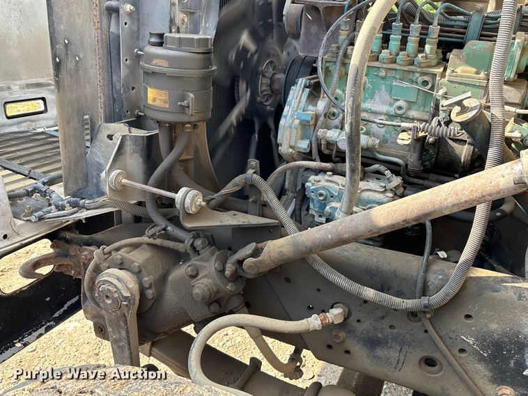 image for item EE7553 1995 International  4900 tank truck