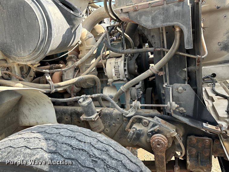 image for item EE7553 1995 International  4900 tank truck