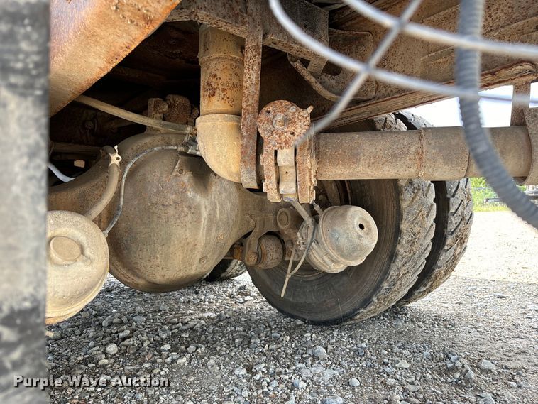 image for item EE7553 1995 International  4900 tank truck