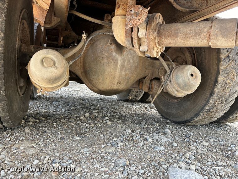 image for item EE7553 1995 International  4900 tank truck