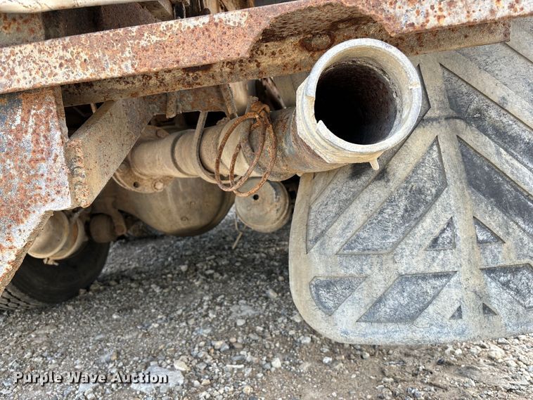 image for item EE7553 1995 International  4900 tank truck