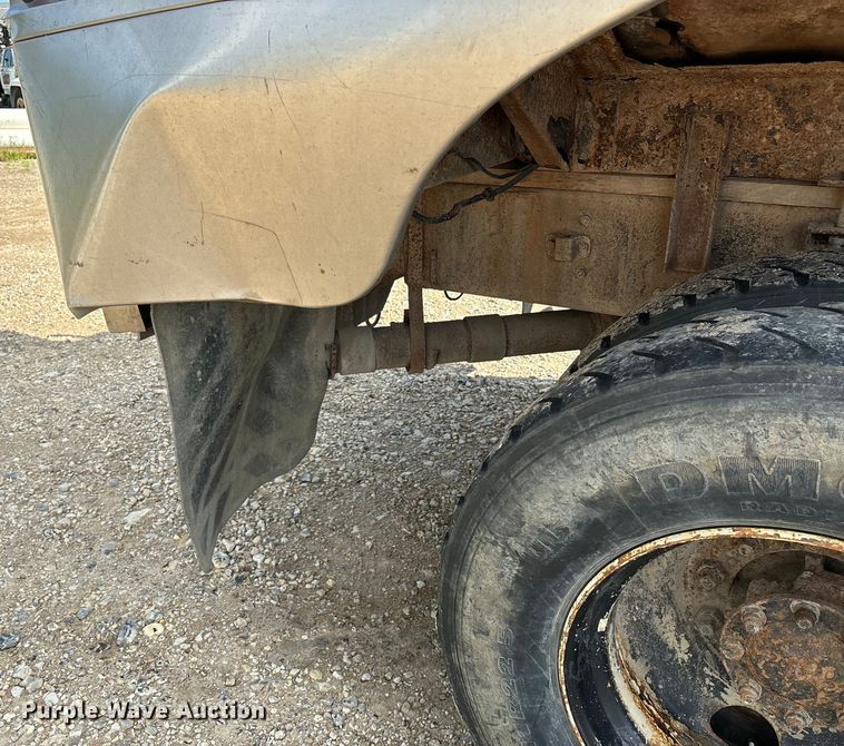 image for item EE7553 1995 International  4900 tank truck