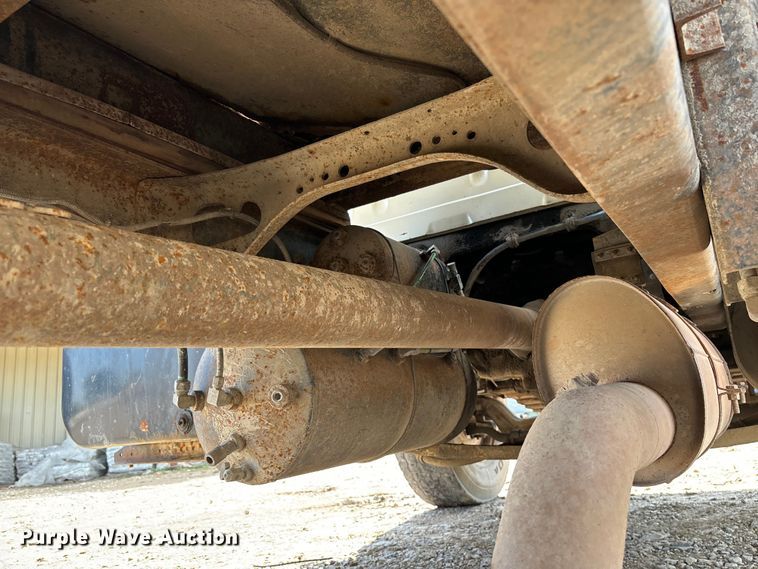 image for item EE7553 1995 International  4900 tank truck