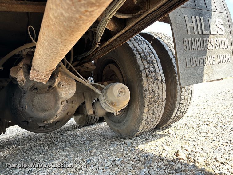 image for item EE7553 1995 International  4900 tank truck