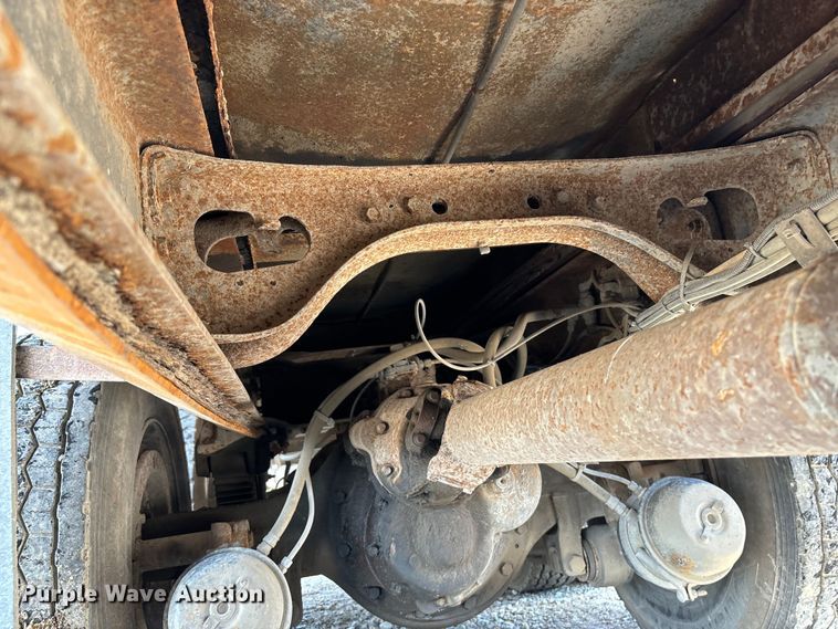 image for item EE7553 1995 International  4900 tank truck