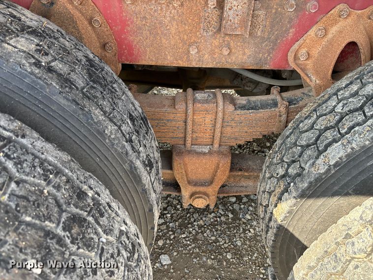 image for item EE7553 1995 International  4900 tank truck