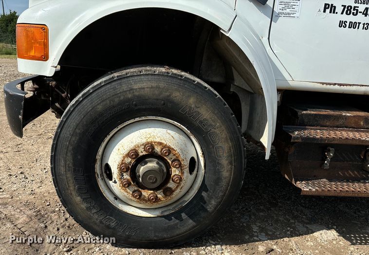 image for item EE7553 1995 International  4900 tank truck