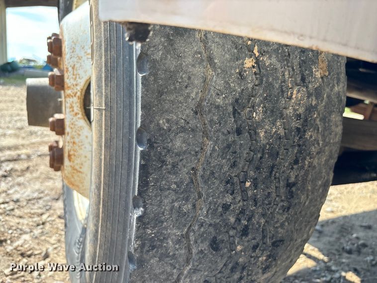 image for item EE7553 1995 International  4900 tank truck