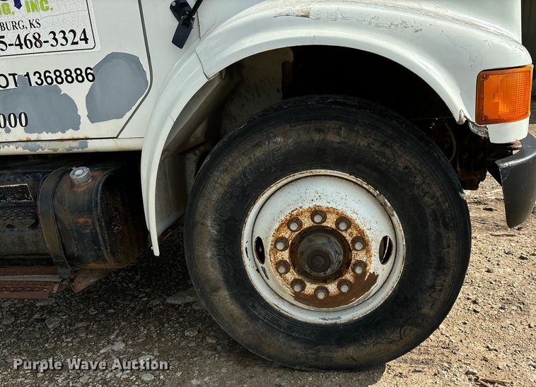 image for item EE7553 1995 International  4900 tank truck