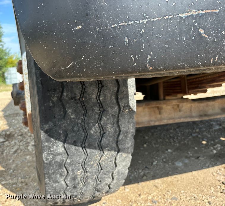 image for item EE7553 1995 International  4900 tank truck