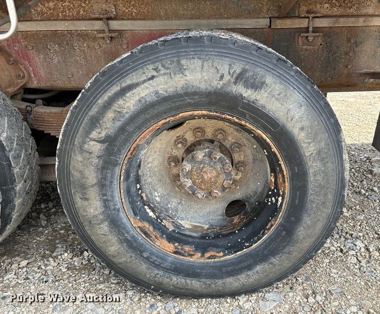 image for item EE7553 1995 International  4900 tank truck